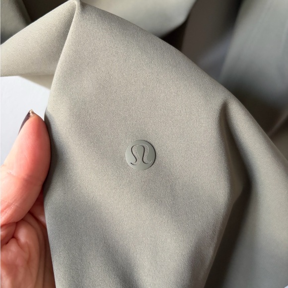 NWOT Women’s Lululemon On the Fly Mid-rise crop TravelWoven Size 4 Gray Sage - Picture 7 of 10